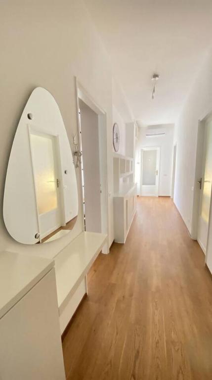 Leonardo Academy a 2': ampio trilocale in centro - B&B Sesto Calende