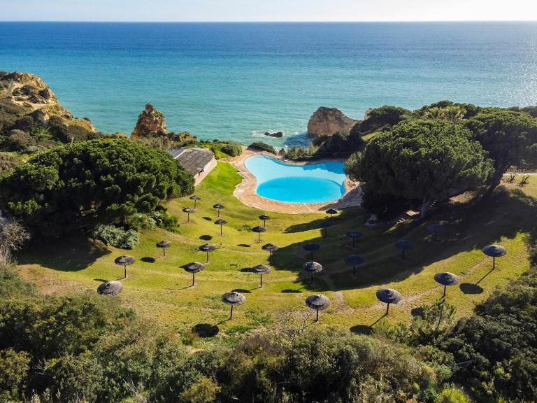 Prainha 2BR Stay | Pool & Beach Access - B&B Alvor