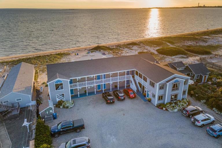 Oceanfront gem with amazing beach views AC & WiFi - dogs welcome - B&B North Truro