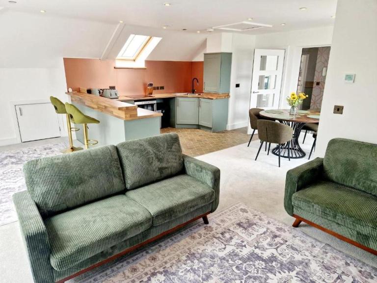 Apartment Sleeps 4 with Balcony and Parking - B&B Kingsbridge