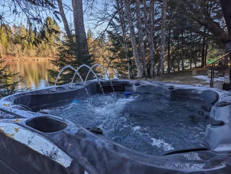 Riverfront Getaway with Hot Tub and Scenic Views - B&B Mont-Tremblant