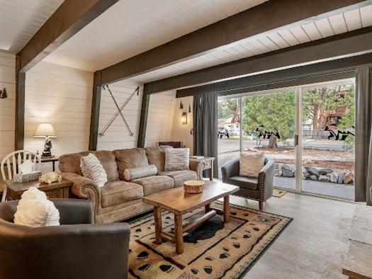 Cozy Pet Friendly Big Bear Cabin - B&B Big Bear City