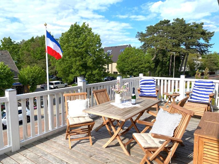 Villa Johanna App 3 - großzügiges Ferienappartement mit Balkon & Weitblick über den Niendorfer Hafen - B&B Timmendorfer Strand