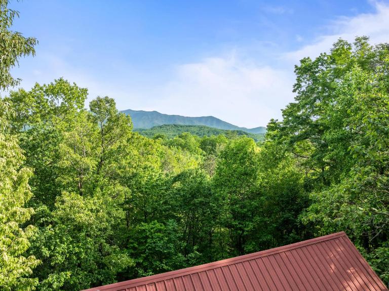 Family Cabin w Hot Tub Game Room & Mountain View - B&B Gatlinburg