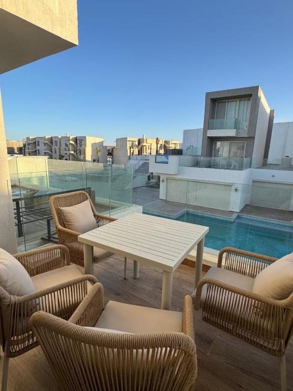 Maraya Heavenly White Duplex Pool View - Bed and Breakfast Hurghada