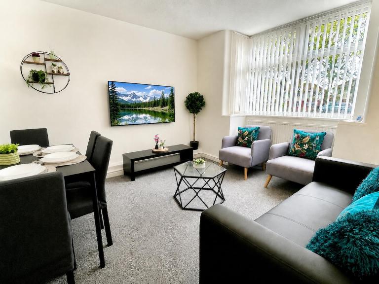 4BR Home with All Ensuite with free Parking - B&B Mánchester