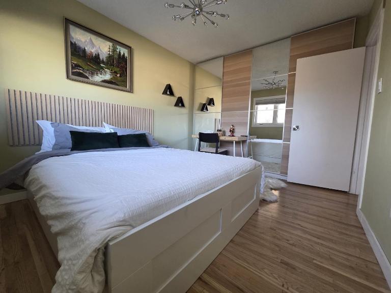 Room with Shared Bathroom - Stampede & Mountains - Ferienwohnung Calgary
