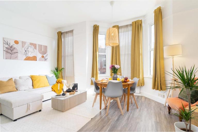 Spacious 2BR South London Retreat Great Transport - Ferienwohnung London