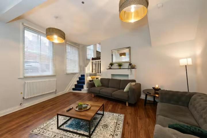 City Centre Townhouse, Perfect for Groups and Families, Parking Available - Bed and Breakfast Nottingham