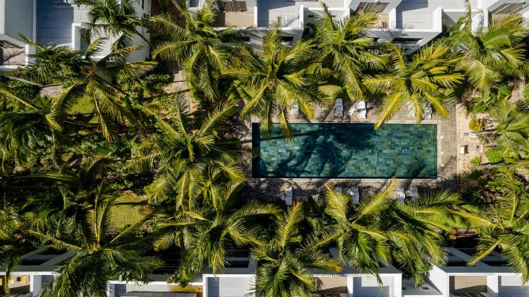 Chic poolside haven 3BR steps from the beach - Bed and Breakfast Cap Malheureux