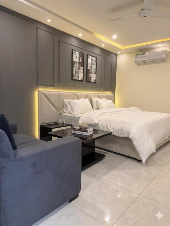 Demure Apartments Luxe Luxury Studio center of Gulberg - B&B Lahore