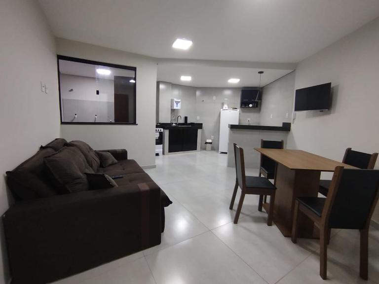 Apartamento novo 1o andar central com ar condicionado garagem tv smart - Ferienwohnung Montes Claros