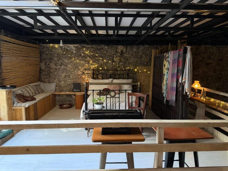 Artistic Stone Loft by the Port - B&B Samos