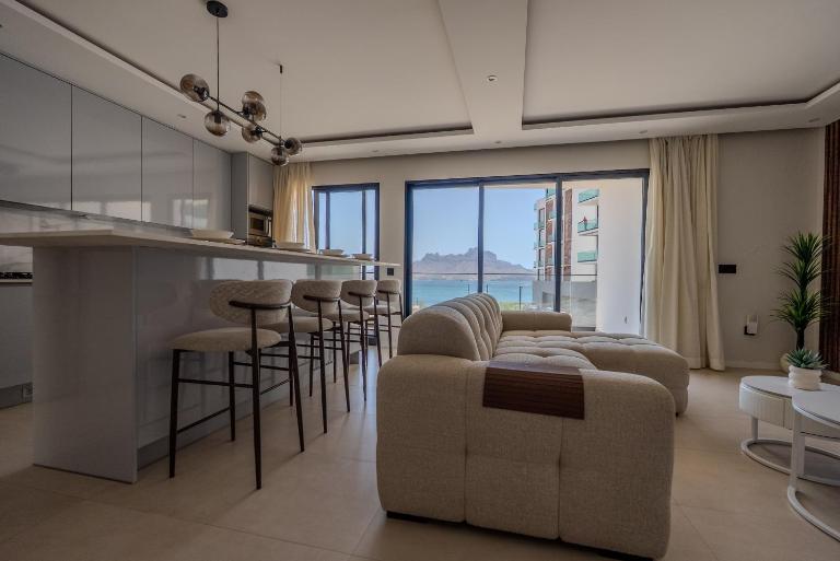 Sharksproperties Luxury 3BR Ocean View Apartment with Rooftop Pool 6 Guests - Chambres d'hôtes Mindelo