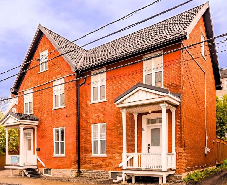 Charming Heritage Home with Hot Tub I 35 min to Montreal - Ferienwohnung Saint-Jean-sur-Richelieu