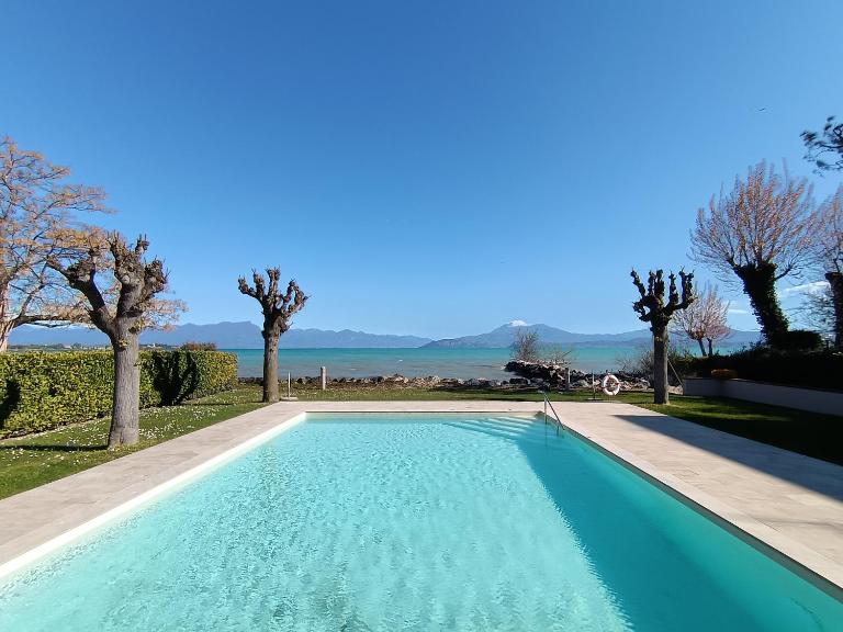 Casa Lugana 19 - monolocale con piscina direttamente a lago - B&B Sirmione