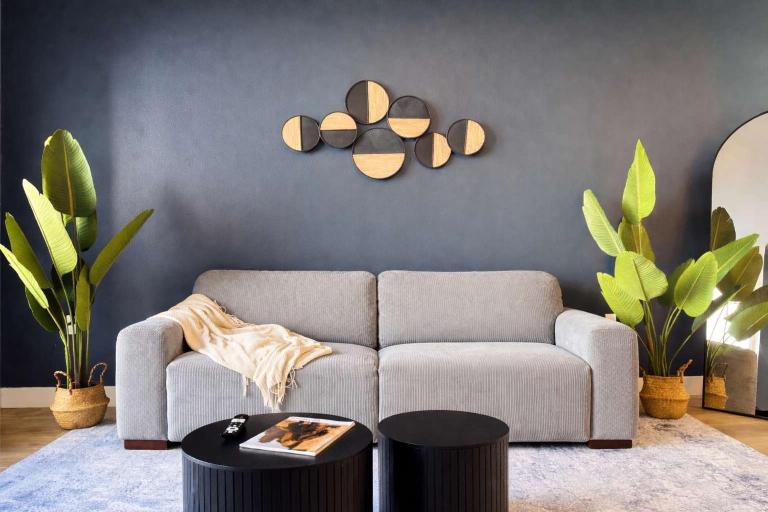 Contemporary Getaway Near Disneyland with Pool & GYM - Bed and Breakfast Tustin