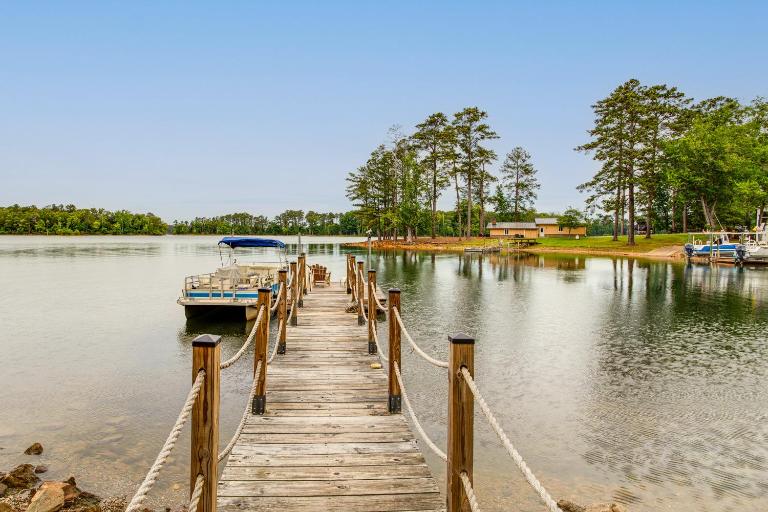 Bring Your Boat! Lake Murray Cabin w/ Private Dock - Chambres d'hôtes Chapin