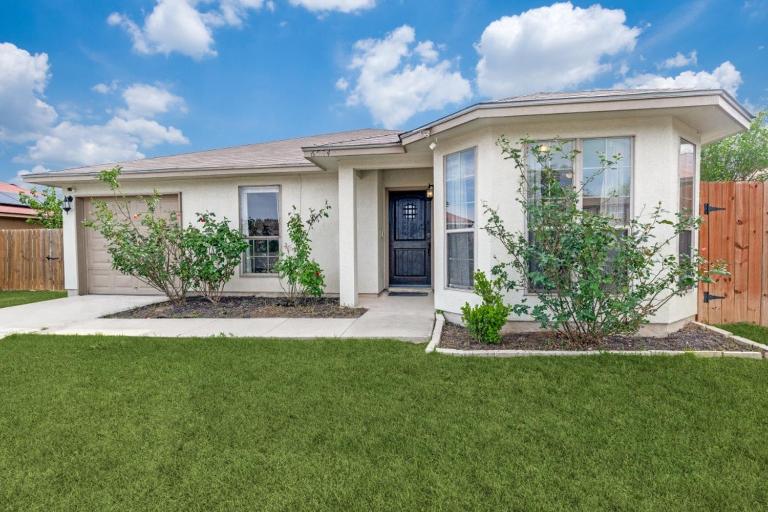 Family Home with Game Room & Fire Pit - Chambres d'hôtes San Antonio