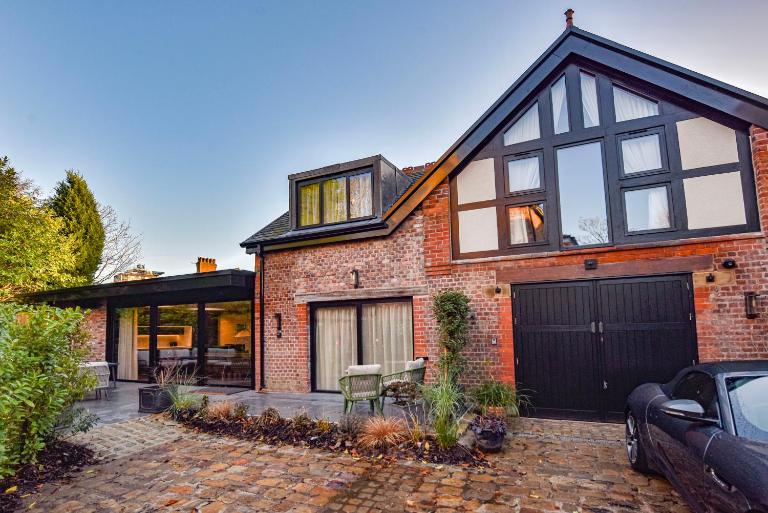 Exquisite 2bed Coach House, 10min to CC, Terrace - B&B Manchester
