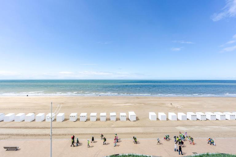Luxury Zeedijk apartment with direct ocean view 6p - B&B Koksijde