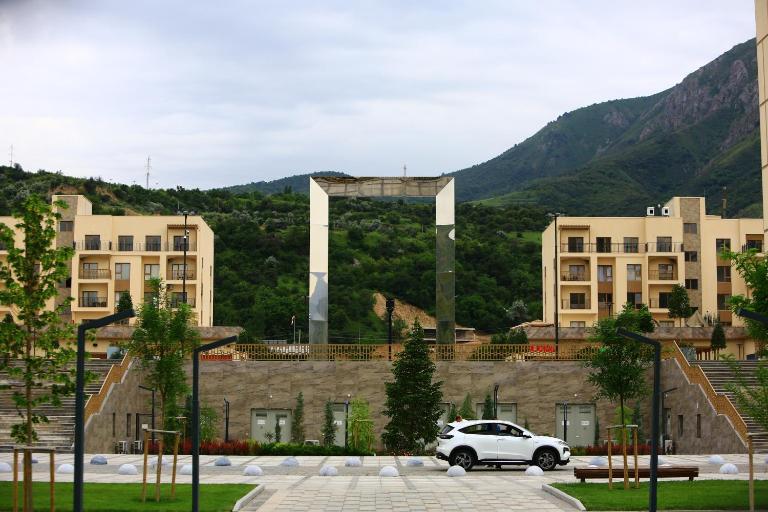 Akash Apartments - overlooking mountain peaks - B&B Chorwoq