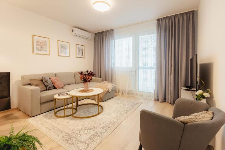 BNB FlyStay Balcony Retreat - B&B Bratislava