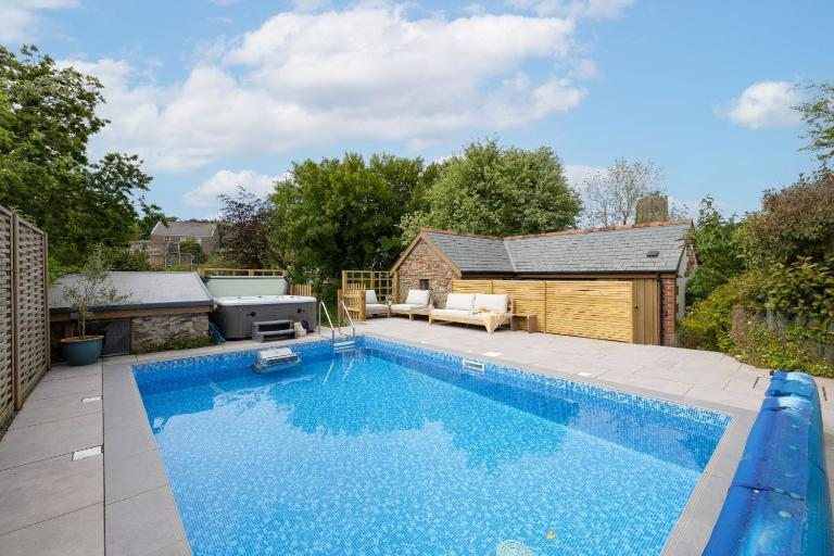 The Granary - Swimming pool, Garden, BBQ - B&B Georgeham