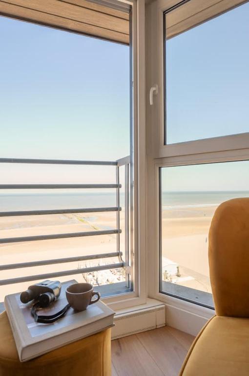 Beachfront Apartment with Panoramic Sea View - B&B Middelkerke