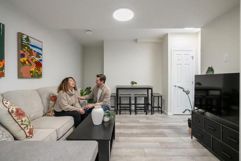 2BR Stylish & Private Suite FREE Banff Pass Netflix Parking SE Calgary - B&B Calgary
