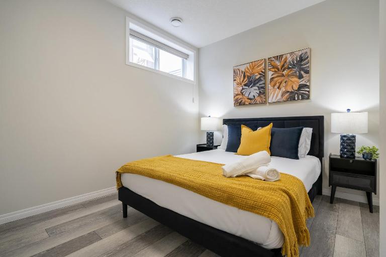 2BR Stylish & Private Suite FREE Banff Pass Netflix Parking SE Calgary - B&B Calgary
