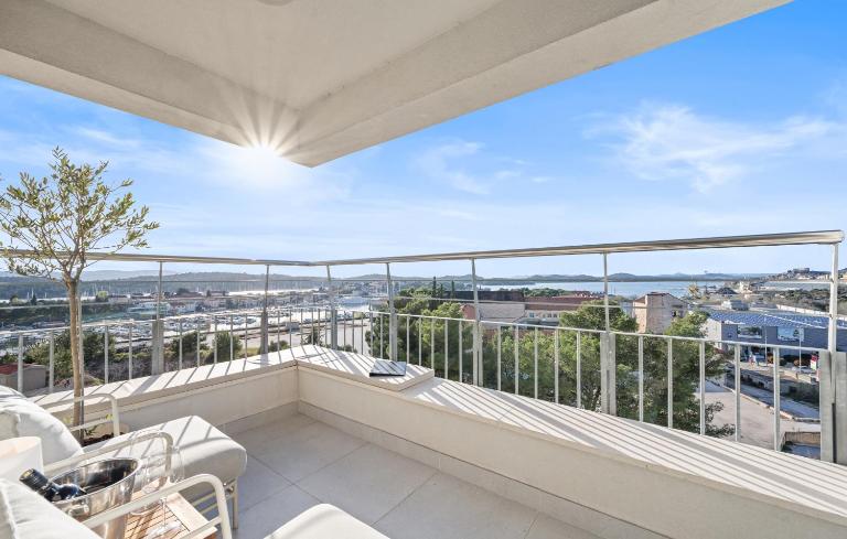 65SUITE Šibenik Mediteran apartment Sea view & underground garage - Chambres d'hôtes Sibenik