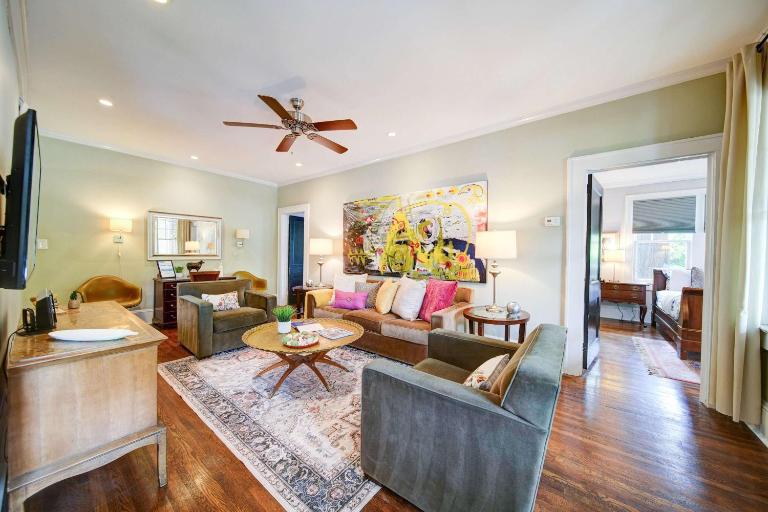 Luxurious Myers Park Living with Screened Porch - B&B Charlotte