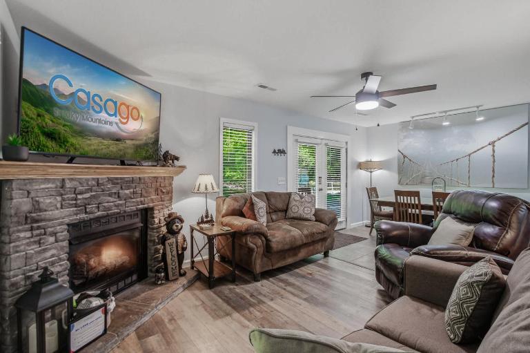 Natures Serenity Sleeps 6 Dog Welcome Hot Tub - B&B Sevierville