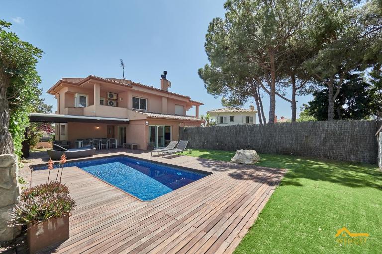 Casa con Piscina Privada, Barbacoa y Sala Juegos, Creixell - B&B Creixell