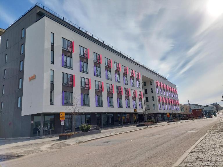Best location studio in town right next to the train station and free parking Kotimaailma Apartments - Chambres d'hôtes Jyväskylä