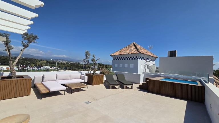 Penthouse Belisimo - gerenoveerd appartement met balkon & zeezicht - B&B Estepona
