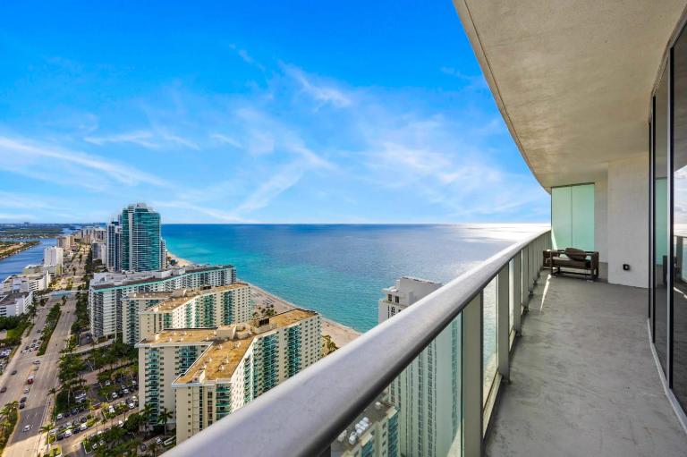 Corner condo, Wraparound Balcony Ocean and City Views at LYFE Resort - Chambres d'hôtes Hollywood