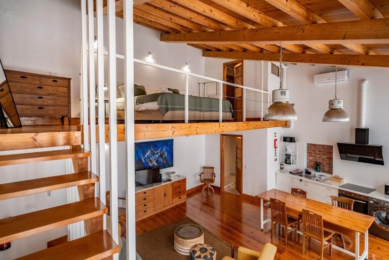 Breezy Sunlit Loft in Porto Brandão - B&B Caparica
