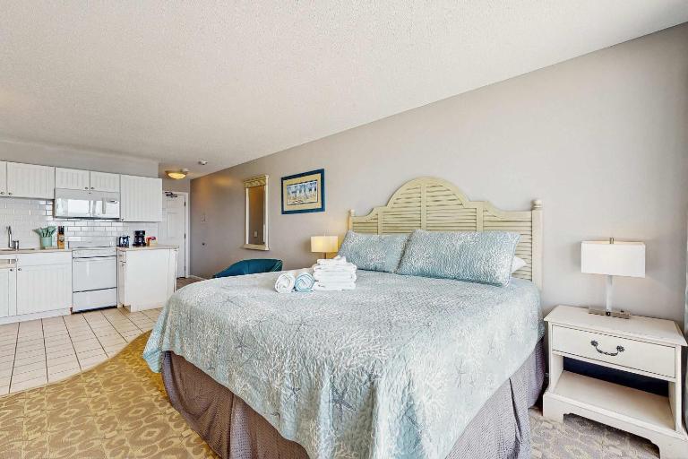Oceanfront escape with full kitchen bay-view balcony AC & firepit - B&B North Truro