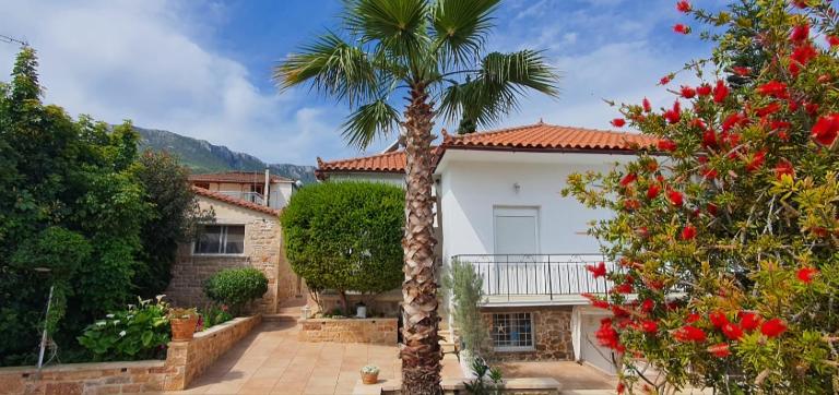 Tyros House - Costal Escape Just Steps From The Beach - Bed and Breakfast Tyrós