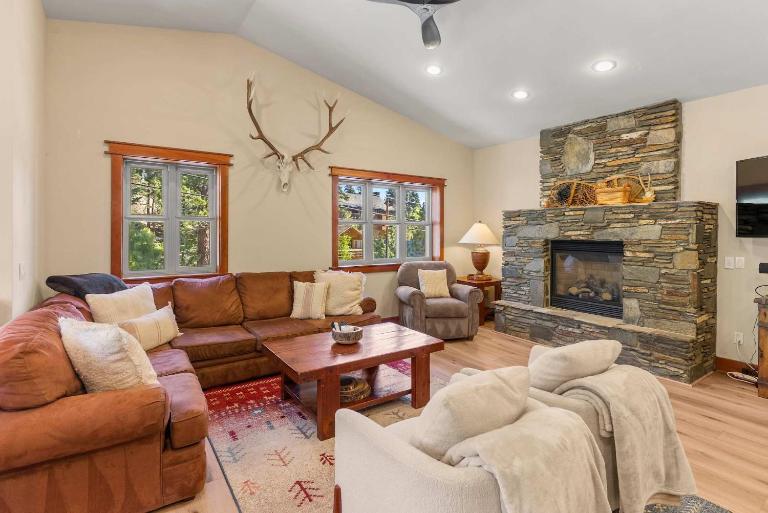 4BR Townhome Near Canyon Lodge & Lakes Basin - B&B Mammoth Lakes