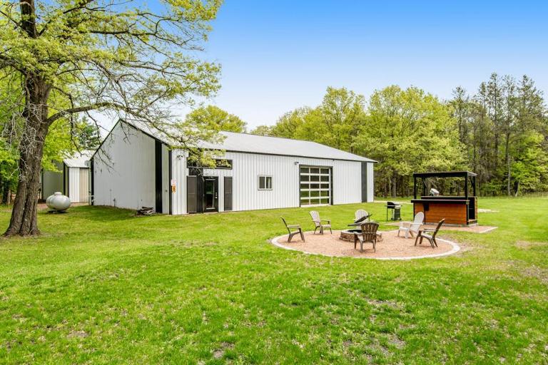 Moe's Vineyard - Barndominium - B&B Necedah