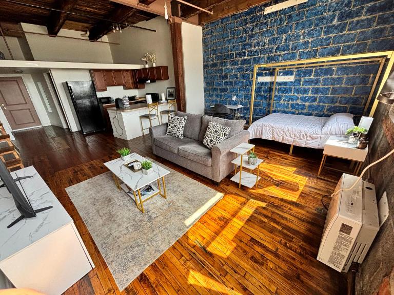 420 Friendly Industrial Loft Near Downtown Detroit - B&B Detroit
