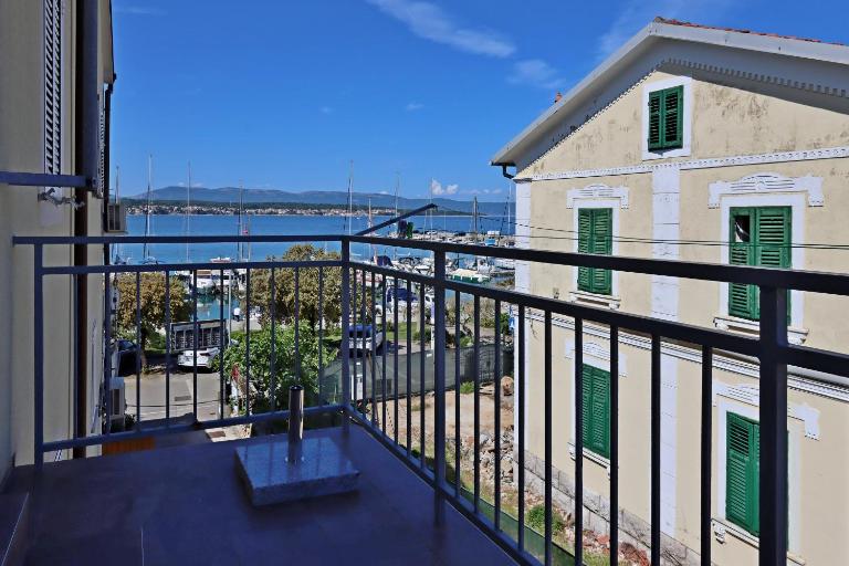 Apartments by the sea nska, Krk - 24705 - Bed and Breakfast Malinska