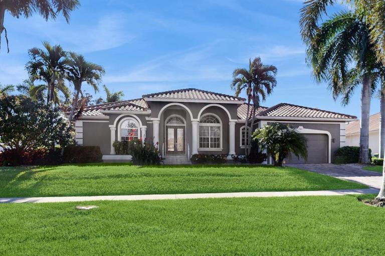 Pineapple of My Eye - B&B Marco Island