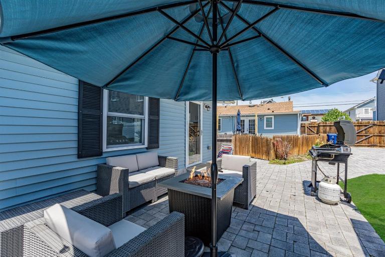 Belmar Beach Bungalow 35 Blocks to Sand Fire Pit, Grill, 3 Beach Badges - B&B Belmar