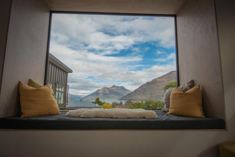 Sunny Escape with Hot Tub & 360 Mountain Views, 3 Bedroom - B&B Queenstown