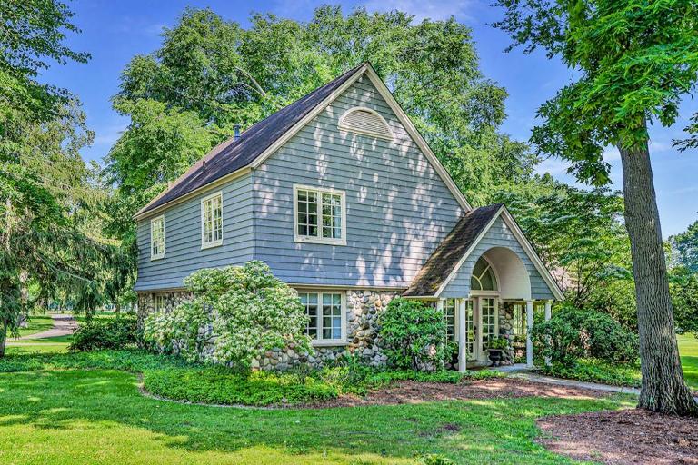 Point Cottage at Point O' Woods - Bed and Breakfast Benton Harbor