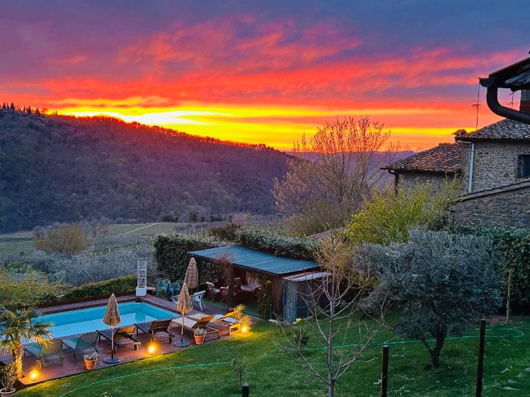 Romantic Tuscan Barn with Pool Views Private Terrace Sleeps 2 to 6, Lamole Greve in Chianti - B&B Greve In Chianti